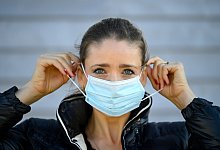 Wer einen Mund- und Nasenschutz tr&auml;gt, kann mitunter abstehende Ohren haben. Ob das dauerhaft so bleiben kann, verr&auml;t ein G&uuml;tersloher HNO-Arzt. - Symbolfoto/ picture alliance