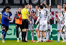 Spieler vom SV Sandhausen (SVS) beschweren sich wegen einer vermeintlichen Doppelber&uuml;hrung beim Elfmeter zum 1:1 bei Flo - IMAGO/foto2press