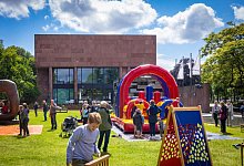 Der Leinewebermarkt in Bielefeld, hier Kinderspielaktionen vor der Kunsthalle, war 2022 gut besucht. - Mike Dennis Müller