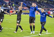 3. Liga, MSV Duisburg - Arminia Bielefeld, 21.10.2023 Die Bielefelder um Fabian Klos (Arminia Bielefeld, 9) feiern nach - IMAGO/Beautiful Sports