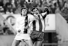 Dieter Brei Arminia Bielefeld li gegen Franz Bulle Roth FC Bayern M&uuml;nchen - imago/WEREK