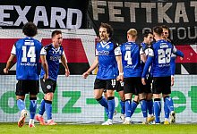 Spieler von Arminia Bielefeld, jubeln &uuml;ber das Tor zum 1:2, Jubel, Torjubel, Torerfolg, celebrate the goal, goal, celebr - IMAGO/foto2press