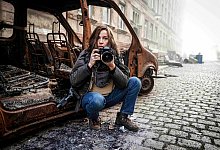 Antje Traue als Fotojournalistin Anja Niedringhaus im Film "Die Bilderkriegerin". - dpa/Ishka Michocka
