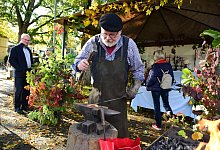 Schmied Werner Gerke pr&auml;sentiert sein Handwerk auf dem diesj&auml;hrigen Bauernmarkt. - Nicole Ellerbrake