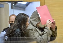 Der angeklagte Arzt Nils T. verdeckt sein Gesicht mit einem Aktendeckel. - Wolfgang Wotke