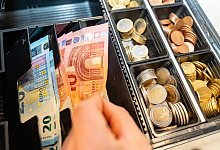 Augsburg, Bavaria, Germany - 2 September 2023: Hand grabs euro banknote in a cash register *** Hand greift nach Euro Gel - IMAGO/Bihlmayerfotografie