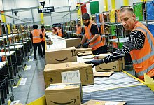 Das Fließband bestimmt den Arbeitsalltag im Amazon-Verteilzentrum. - Barbara Franke