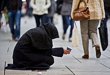 Bettlerin - Foto: Nicolas Armer/dpa