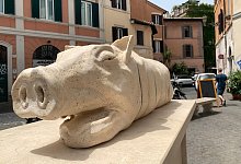 Skulptur eines Spanferkels in Rom - Foto: Johannes Neudecker/dpa