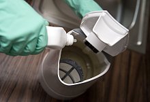 Wasserkocher mit Zitronensäure von Kalk befreien - Andrea Warnecke/dpa-tmn