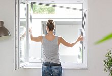 Insektenschutz f&uuml;r Fenster und Balkont&uuml;ren - Foto: VFF/Neher Systeme