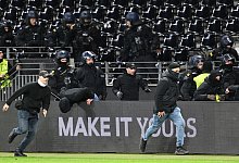 Fans im Stadion-Innenraum - Arne Dedert/dpa
