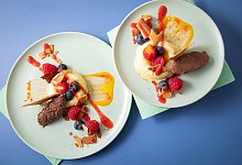 Mangoeisring mit Schokoladenmousse und Fruchtpürree - Christin Klose/dpa-tmn