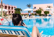 Telefonieren im Urlaub - Foto: Benjamin Nolte/dpa-tmn