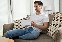 Mann liest seine Post - Christin Klose/dpa-tmn