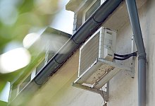 Klimaanlage an der Hauswand eines Mehrfamilienhauses - Caroline Seidel-Dißmannel/dpa/dpa-tmn