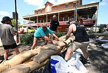 Helfer - Joel Carrett/AAP/dpa