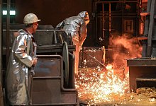 Stahlarbeiter an einem Hochofen von ThyssenKrupp - Oliver Berg/dpa