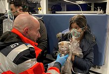 Kinderwagen brennen im Treppenhaus - -/BERUFSRETTUNG WIEN/dpa