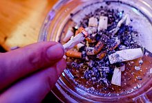 Eine Zigarette wird in einem Aschenbecher ausgedr&uuml;ckt - Axel Heimken/dpa/dpa-tmn