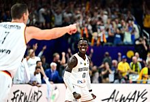 Führte die deutsche Mannschaft mit 26 Punkten und acht Assists zum Sieg: Kapitän Dennis Schröder. - Soeren Stache/dpa