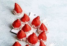 Nikolaus-Mützen aus Marzipan - Claudia Timmann/StockFood Studios/GU/dpa-tmn