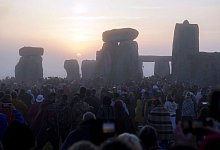 Die Sonne beginnt, über den Steinen aufzugehen, viele Menschen feiern das Spektakel der Natur. - Andrew Matthews/PA/dpa