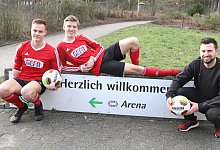 Entspannt vor dem großen Spiel: (von rechts) Trainer Toni Mayer mit Kapitän Marvin Schlepper und Torjäger Markus Schubert. - Sebastian Lucas(LZ)