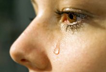 Eine tr&auml;nendes Auge - Jens_Schierenbeck/dpa-tmn