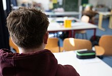 Ein Schüler sitzt an einem Tisch im Klassenzimmer einer Schule - Leonie Asendorpf/dpa/dpa-tmn