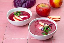 Rotkohlsuppe mit Kokosmilch und Apfel - Ariane Bille/BVEO/dpa-tmn