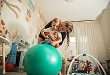 Mutter spielt mit ihrem Sohn - Christin Klose/dpa-tmn