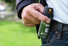 Ein Pfefferspray ist an einem G&uuml;rtel befestigt - Bernd Wei&szlig;brod/dpa/dpa-tmn