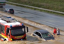 &Uuml;berflutungen auf A2 - Lametz Mauermann/News 4 Video-Line TV/dpa