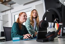 Junge Frauen vor Computer - Christin Klose/dpa-tmn