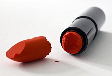 Abgebrochener Lippenstift - Foto: Jens Schierenbeck/dpa-tmn