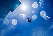 Ein Freizeitsportler springt vom Sprungturm - Rolf Vennenbernd/dpa