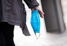 Das Tragen einer Mund-Nasen-Maske ist vielerorts verpflichtend - Foto: Mohssen Assanimoghaddam/dpa/dpa-tmn