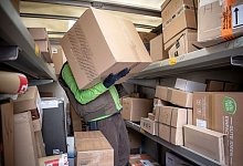 Paketbote - Sina Schuldt/dpa