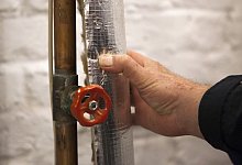 Mit D&auml;mmschalen lassen sich Heizungsrohre einfach isolieren. Das kann jeder selbst machen. - Silvia Marks/dpa-tmn