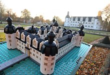 Das Modell zu Besuch beim Original: Aus 1.146 Noppensteinen besteht das Neuh&auml;user Schloss. Die Gr&auml;fte ist durch klarblaue Grundplatten nachempfunden. - Jens Reddeker
