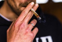 Mann raucht einen Joint - Philipp von Ditfurth/dpa/dpa-tmn