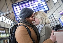 Ein Paar umarmt sich am Bahnhof - Christin Klose/dpa-tmn