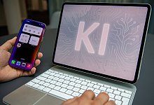 Ein Mann nutzt einen KI-Assistenten auf einem iPad und iPhone - Nico Tapia/dpa-tmn