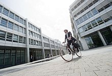 Mann f&auml;hrt mit dem Fahrrad zur Arbeit - Tobias Hase/dpa/dpa-tmn