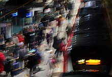 Menschen auf Bahnsteig - Marcus Brandt/dpa/dpa-tmn