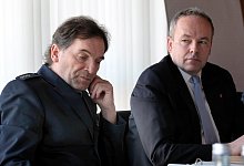 Nachdenklich: Der kurz vor seinem Ruhestand stehende Kriminaldirektor der Kreispolizei Minden, Detlef Stüven (l.), und Landrat Ralf Niermann. Foto: Thorsten Gödecker - Thorsten Gödecker