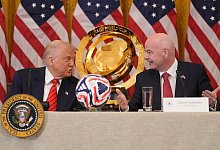Donald Trump (l.) und Gianni Infantino (r.) - Mark Schiefelbein/AP/dpa