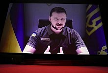 Der ukrainische Pr&auml;sident Wolodymyr Selenskyj ist per Video zugeschaltet. - Vianney Le Caer/Invision/AP/dpa