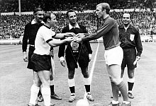 Uwe Seeler (l) und Englands Kapitän Bobby Moore vor dem WM-Finale 1966 in Wembley. - Uncredited/BIPPA/dpa